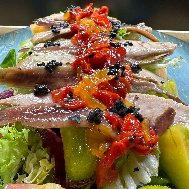 Foto de Ensalada de Ventresca, anchoas y pimientos de piquillo