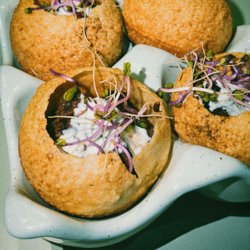 Foto de Panipuri relleno de pera y morcilla con menta infusionada