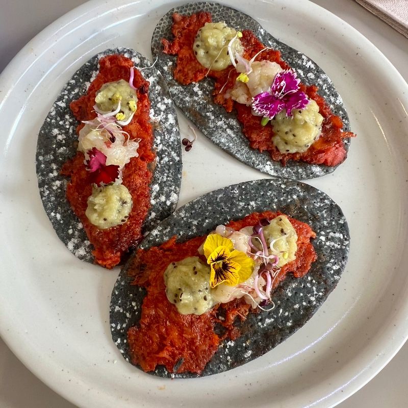 Foto de Crujiente de ceniza con sobrasada, gel de kiwi y tartar de gamba