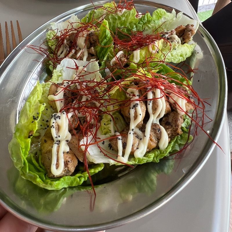 Foto de Sam de pollo estilo nikkei con emulsión de soja y yema