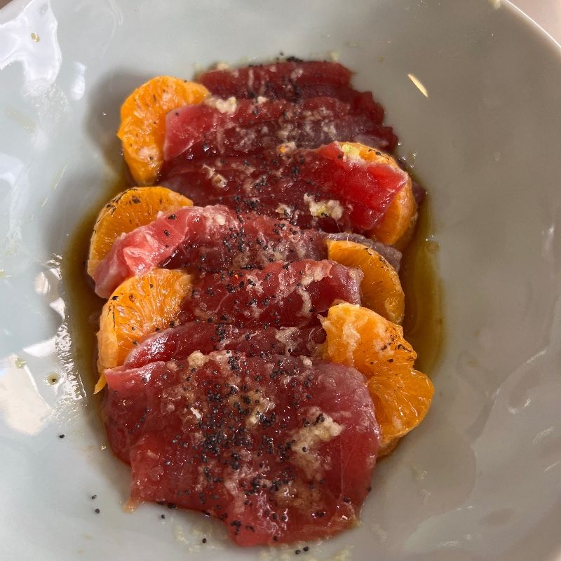 Foto de Shashimi de atún con salsa mirin, naranja y granizado de pepino