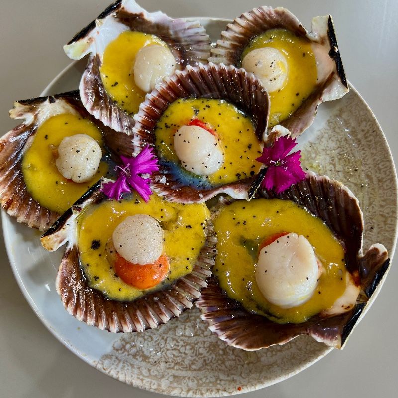 Foto de Zamburiña con crema de mango y coco
