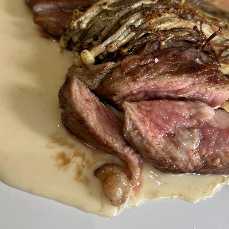 Foto de Lazo con ajoblanco y seta enoki al kamado
