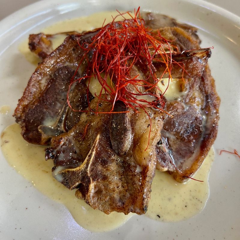 Foto de Costillas de cordero con puré de papa al romero y salsa de choco blanco a la pimienta