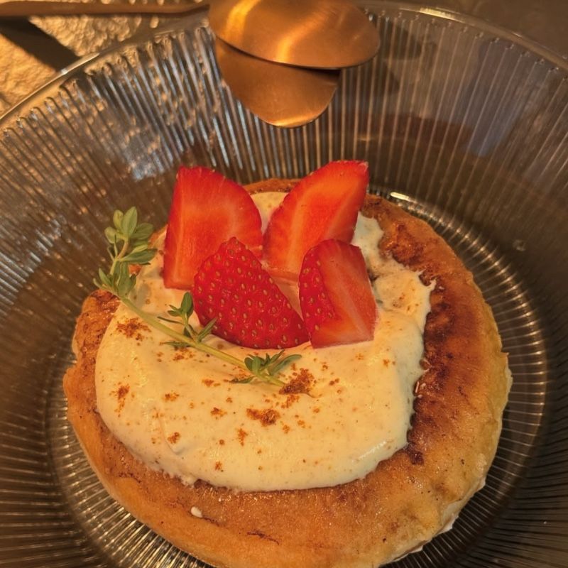 Foto de Torrija con chantillí de ras el hanut y tomillo con fresas