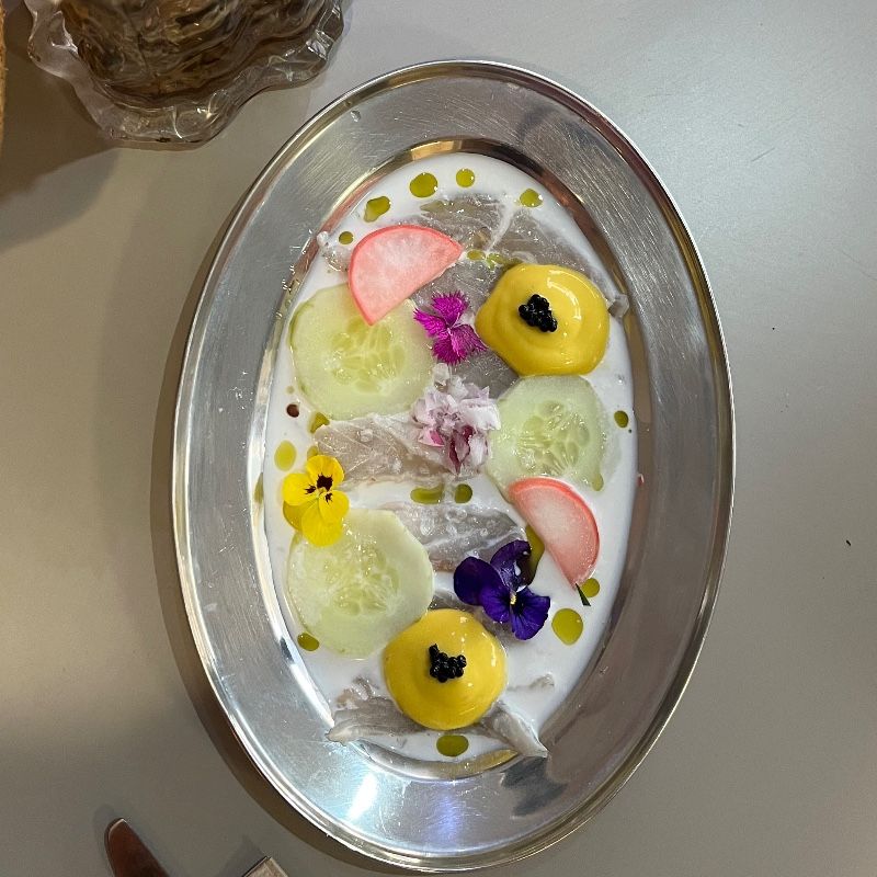 Foto de Tiradito de pez limón y frutas exóticas