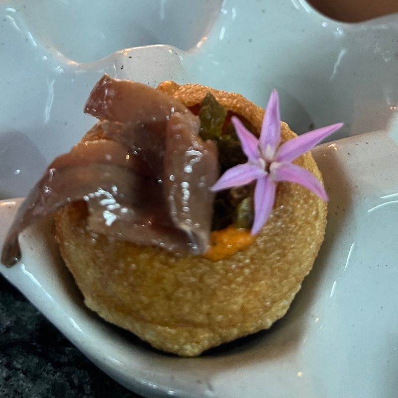 Foto de Panipuri con mousse de mejillón, crema de queso, anchoa y alcaparra frita