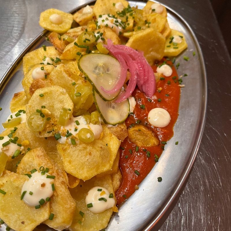 Foto de Patatas con salsa de pimiento choricero y emulsión de ajo confitado